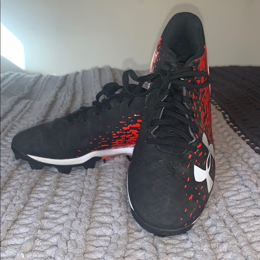 Under Armour boys baseball cleats